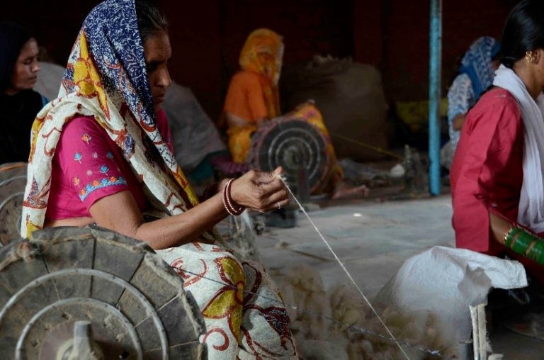 Hand spinning rug maker