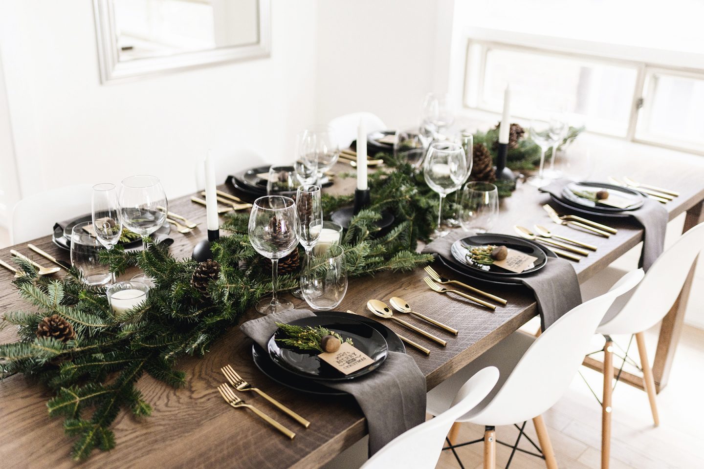 modern classic christmas tablescape 10